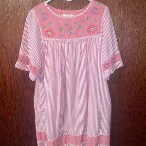 The most darling vintage pretty dress